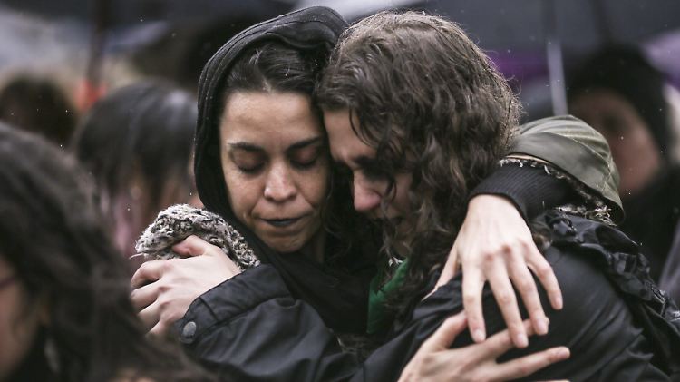 Zehntausende Menschen gingen bei strömenden Regen in Buenos Aires auf die Straße.