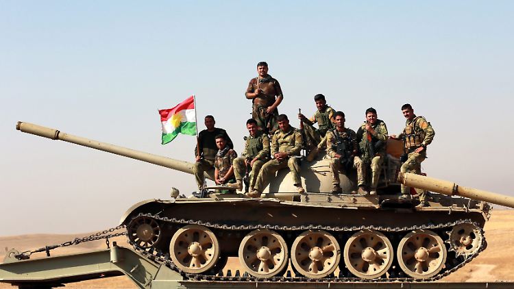 Kurdische Peschmerga-Kämpfer posieren bei ihrem Vormarsch Richtung Mossul auf einem T54-Panzer.