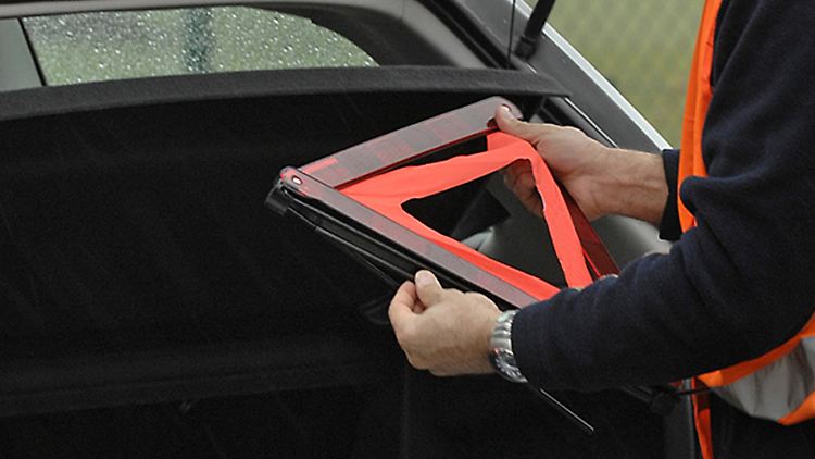 Das ohnehin vorgeschriebene Zubehör eines Autos sollte vor dem Winter noch mal kontrolliert werden.
