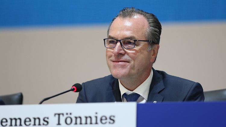 Tönnies bestreitet einen Zusammenhang zwischen Konzernumbau und Bußgeldbescheid.