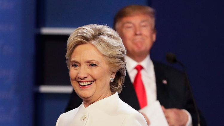 Clinton vor Trump - so sieht es auch in den Umfragen aus.