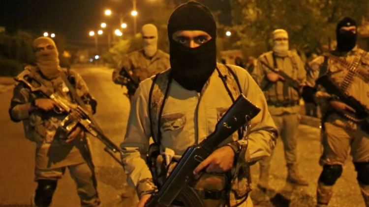 Szene eines Videos, das der IS herausgegeben hat und das Kämpfer der Extremistenorganisation zeigen soll, die nachts in Mossul patrouillieren.