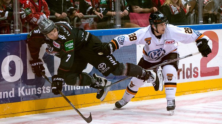 Stimmen die Statistiken über die Leistungen der DEL-Spieler, hier der Kölner Johannes Salmonsson und Wolfsburgs Robert Bina?