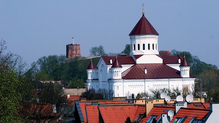 Die orthodoxe Theotokos-Kathedrale in Vilnius - im Hintergrund der Gediminas-Turm. Litauen wurde 1009 erstmals in Geschichtsbüchern erwähnt.