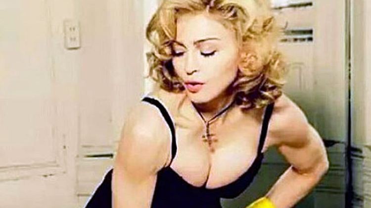 Mit diesem Bild präsentiert Madonna sich beim Putzen auf Instagram.