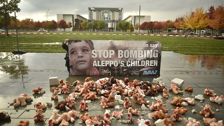 Berichte über Kriegsverbrechen schreibt al-Assad feindlicher Propaganda zu.