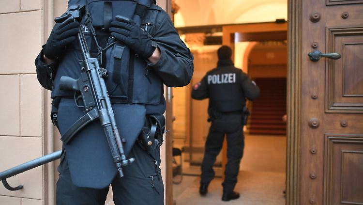 Schwer bewaffnete Polizisten sichern das Oberlandesgericht Celle.