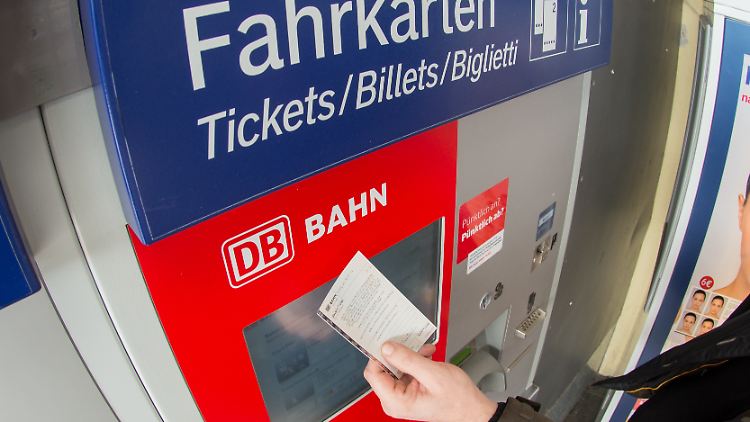 Die Bahn hat nun die Fahrkarten für die Weihnachtszeit bereitgestellt.