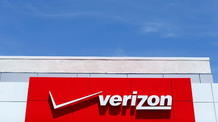 Schwergewicht im US-Mobilfunktmarkt: Das Logo von Verizon, hier an einem Einkaufszentrum in San Diego im US-Bundesstaat Kalifornien.