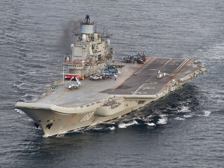 Abgelichtet von einem norwegischen Seeaufklärer: Die "Admiral Kusnetsow" ist der größte - und derzeit einzige - Flugzeugträger der russischen Seestreitkräfte.