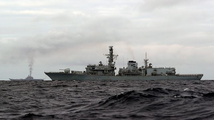 "Wenn du ein bisschen deine Muskeln zeigen willst, machst du es so, wie sie es gerade tun": Die britische Fregatte "HMS Richmond" bleibt dem russischen Flugzeugträger (l. im Hintergrund) auf den Fersen.