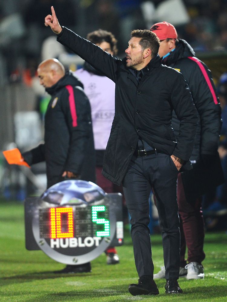 Atléticos Coach Diego Simeone muss mindestens bis Sommer 2017 ohne Neuzugänge auskommen.