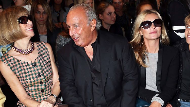 Philip Green gibt sich gern glamourös - hier etwa bei einer Topshop-Modenschau mit "Vogue"-Chefredakteurin Anna Wintour (l.) und Supermodel Kate Moss.