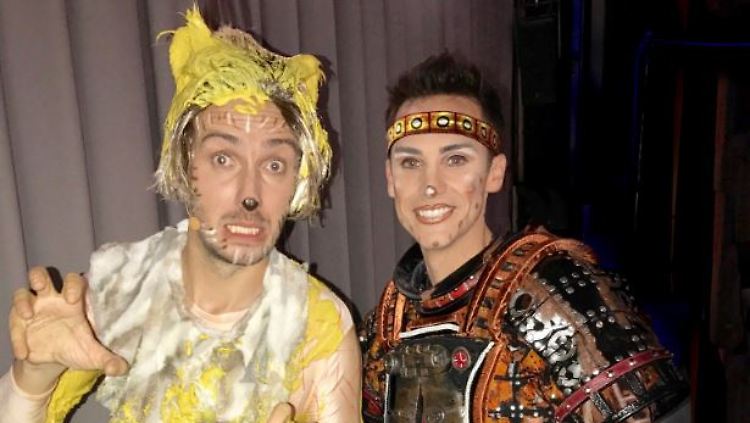 Gewagte Outfits gehören zu "Wetten, dass ..?" wie die Butter zum Brot: Jan Böhmermann trägt heute Senf. 