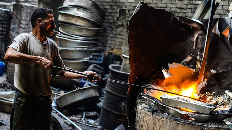 Ein Arbeiter schmilzt in einer Aluminiumfabrik nahe Kairo Metall. Vor allem die unteren Schichten haben an der Wirtschaftskrise zu beißen.