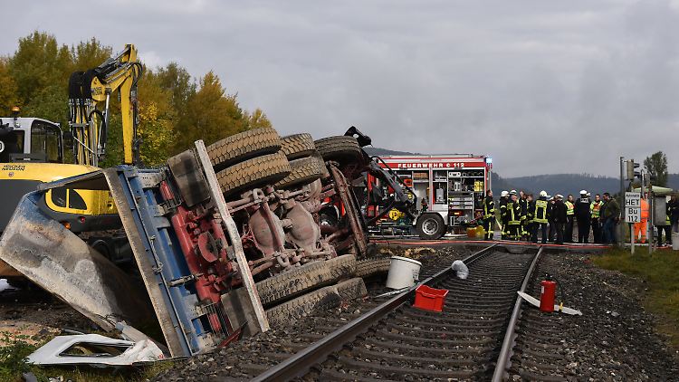 Nach ersten Erkenntnissen ist der Lkw-Fahrer beim Rangieren mit seinem Fahrzeug auf die Schienen geraten.
