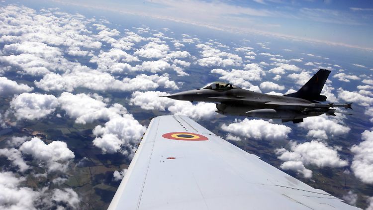 Belgischer F-16-Kampfjet bei einem Manöver über Polen.