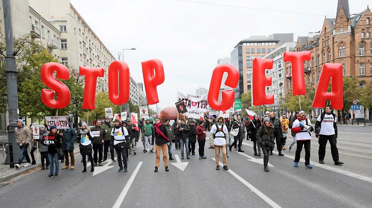 In der polnischen Hauptstadt Warschau wird gegen Ceta demonstriert.  