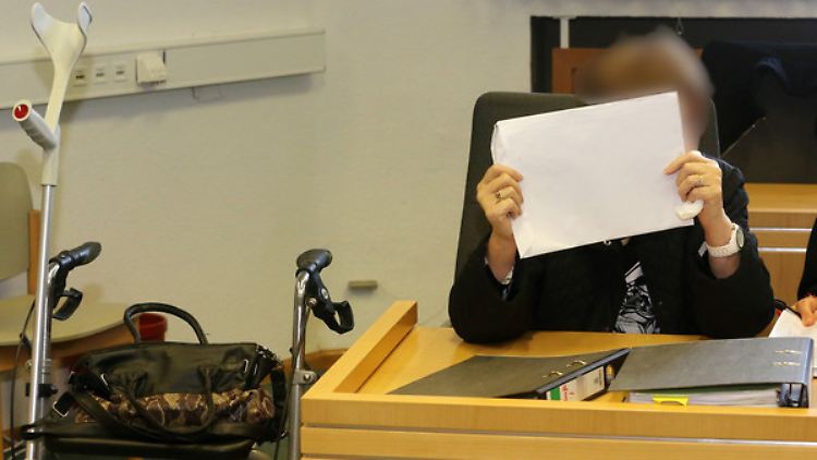 Mit Rollator im Gerichtssaal: Die 80-Jährige Angeklagte zeigt sich geständig. 