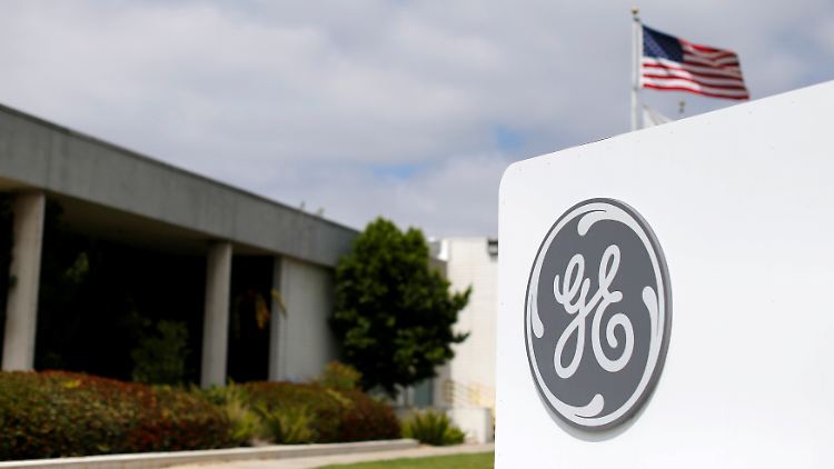 Verschnörkelte Initialen im Logo: Das Zeichen von General Electric, hier in einer Niederlassung von GE Aviation im kalifornischen Santa Ana.