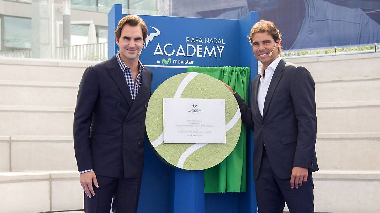 Feiner Zwirn statt Sportklamotten: Rafael Nadal (l.) und Roger Federer bei der Eröffnung von Nadals Tennis-Akademie.
