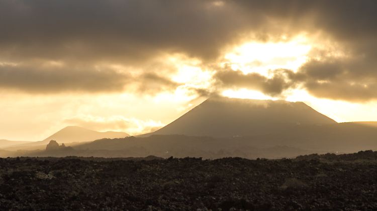 Sonnenuntergang überm Famara-Massiv im Norden Lanzarotes.
