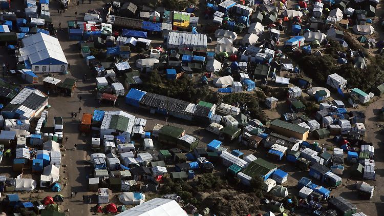 Anfangs bestand der "Dschungel von Calais" vor allem aus Zelten und Hütten, später stellten die Behörden auch Container zur Verfügung.