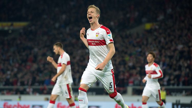 Timo Baumgartl freut sich über seine Vorlage zum zwischenzweitlichen 2:0. Den Treffer erzielte Simon Terrode.