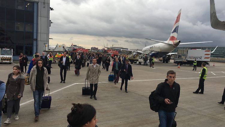 Der London City Airport während der Evakierung: Hunderte Passagiere drängeln sich zwischen abflugbereiten Maschinen.