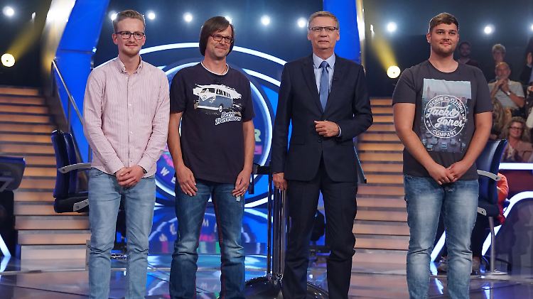 Vier Klugscheißer in einer Reihe: Ferdinand Tengelmann, René Essel, Günther Jauch und Florian Niehaus (v.l.)
