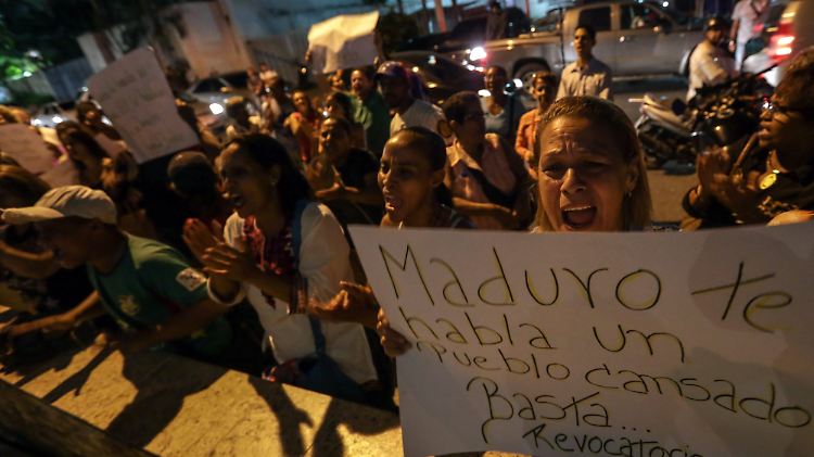 Erneut gingen die Menschen gegen Maduro auf die Straße. "Maduro, eine erschöpfte Nation spricht zu dir: Tritt zurück!", steht auf dem Plakat dieser Frau geschrieben.