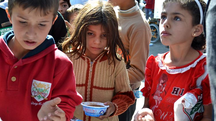 Syrische Kinder warten in Dscharablus auf Essen von syrischen Hilfsorganisationen.