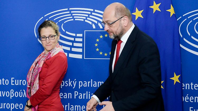 Die kanadische Ministerin Freeland will sich nach den Verhandlungen mit Schulz (r.) noch ein wenig gedulden. 