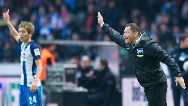 Pal Dardai (r.) feiert einen weiteren Sieg mit Hertha BSC.