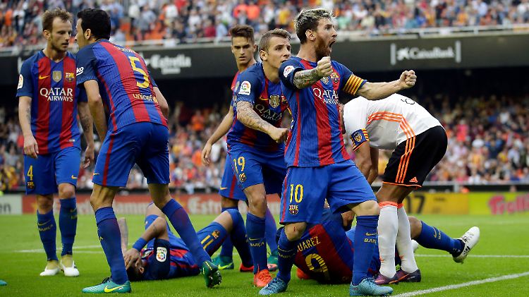 Messi jubelt, während sich Neymar und Suárez voller Schmerzen am Boden winden.
