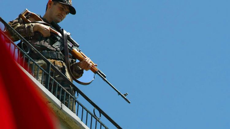 Ein türkischer Polizist auf dem Dach des US-Konsulats in Istanbul.