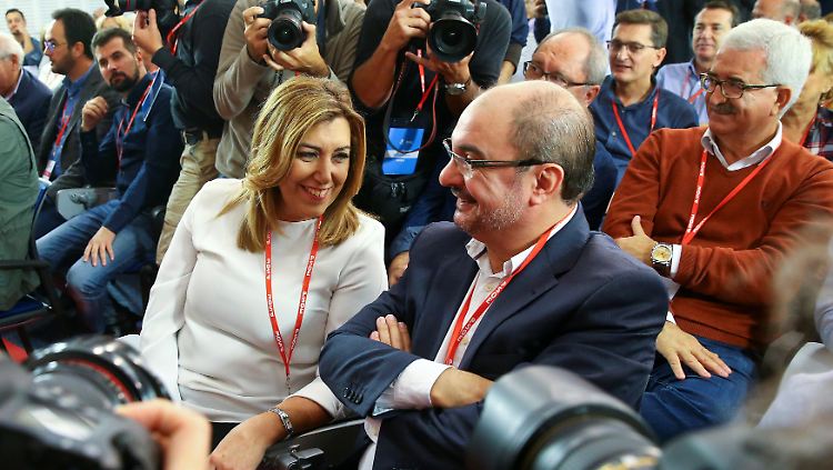 Susana Diaz (l.) ist Regionalpräsidentin Andalusiens, Javier Lamban hat das gleiche Amt in Aragón inne - beide mächtigen Parteifürsten waren für das Ende der Blockade.