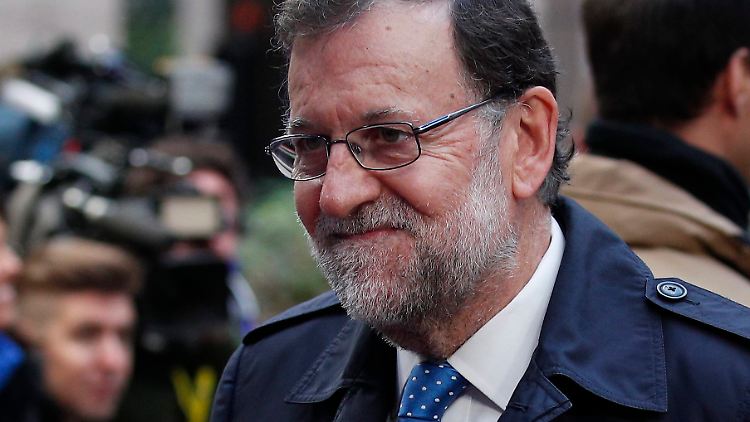 Seit dem Rücktritt von Sozialistenführer Sánchez Anfang Oktober konnte Rajoy mit dem Votum der PSOE rechnen - bereits auf dem EU-Gipfel in Brüssel vergangene Woche wirkte er deutlich entspannter als zuvor.