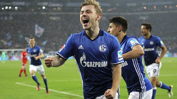 Max Meyer bejubelt seinen Treffer zum 2:0-Zwischenstand auf Schalke.