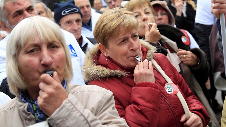 Hunderte Demonstranten nutzten die Gelegenheit, gegen Orban zu demonstrieren.
