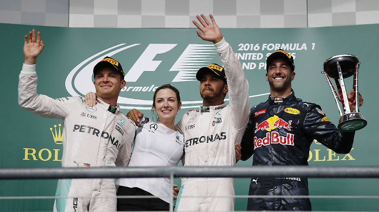 Nico Rosberg (l.) liegt in der WM-Gesamtwertung weiterhin vor Teamkollege Lewis Hamilton. Daniel Ricciardo (r.) kam vor Sebastian Vettel ins Ziel.