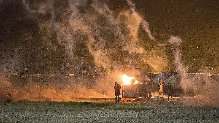 Tränengasgranaten gegen randalierende Flüchtlinge - Calais vor der Räumung.