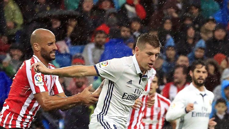 Toni Kroos pflügt durchs Mittelfeld - verfolgt von Bilbaos Mikel Riko (l.)