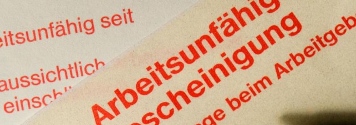 Bisher muss die Arbeitsunfähigkeitsbescheinigung  nach dem dritten Tag der Arbeitsunfähigkeit, also an Tag vier, beim Arbeitgeber sein.
