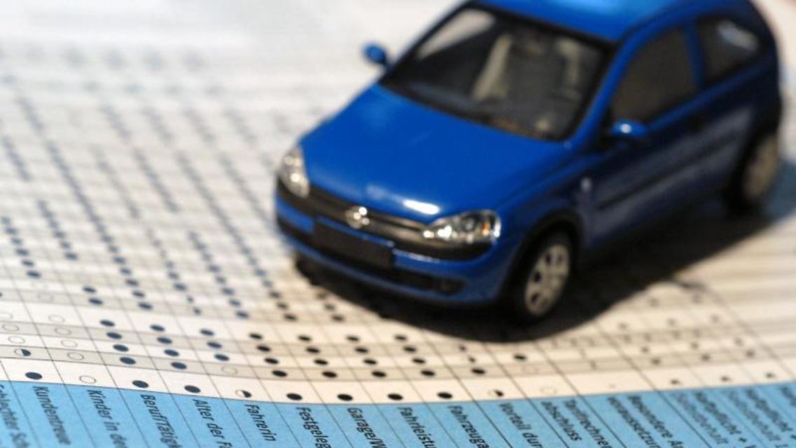 Mit dem Wälzen von Tariftabellen können Autofahrer bei der Kfz-Versicherung Geld sparen. Genau studieren sollte man etwa die Rückstufungen in der Schadensfreiheitsklasse. Foto: Jens Schierenbeck