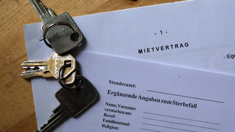 Stirbt ein Mieter, können die Erben den Vertrag auflösen und die Schlüssel an den Vermieter zurückgeben, müssen sie aber nicht: Denn der Mietvertrag bleibt in der Regel weiter in Kraft.