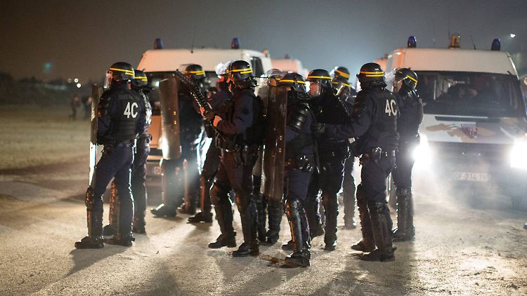Auch kurz vor der Räumung kam es mehrfach zu Gewalt zwischen Flüchtlingen und Polizisten.