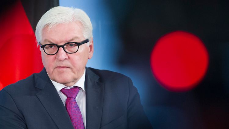 Frank-Walter Steinmeier saß unter Gerhard Schröder im Kanzleramt - diese Zeit nimmt ihn die Linke übel.