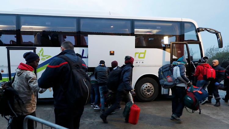 Die ersten Flüchtlinge besteigen im "Dschungel" einen Bus, der sie in andere Aufnahmezentren bringen soll.