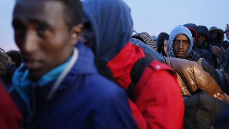 Viele Migranten lassen sich freiwillig umsiedeln. Sie setzen nun darauf, in Frankreich Asyl gewährt zu bekommen.
